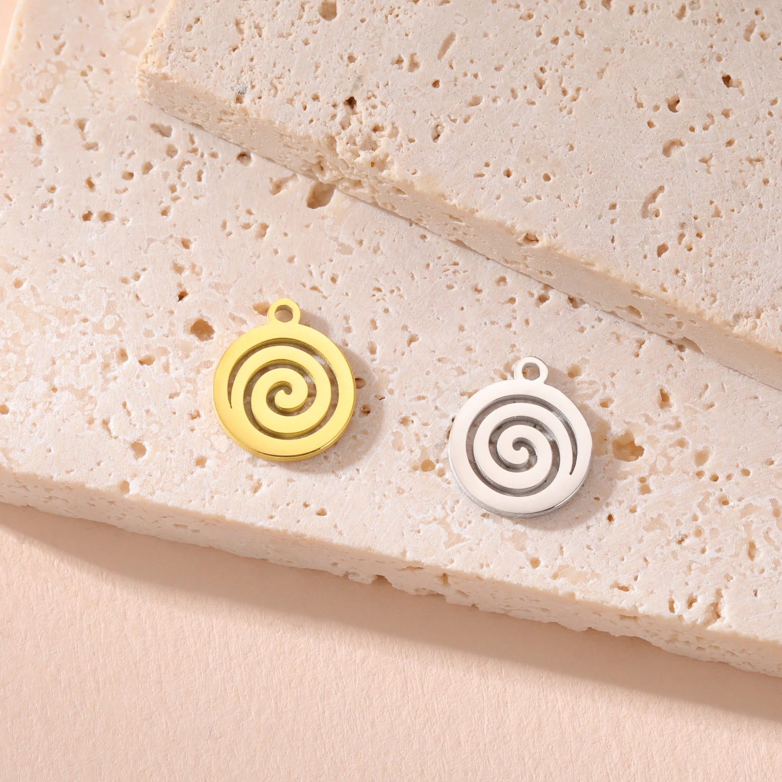 Stainless Steel Gold Plated Mini Charm Wholesale Hollow Round Pendant Jewelry Accessories for Necklace Bracelet