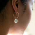 2023 New French Elegant 18K Gold Hoop Earring Natural Freshwater Flat Pearl Drop Earrings