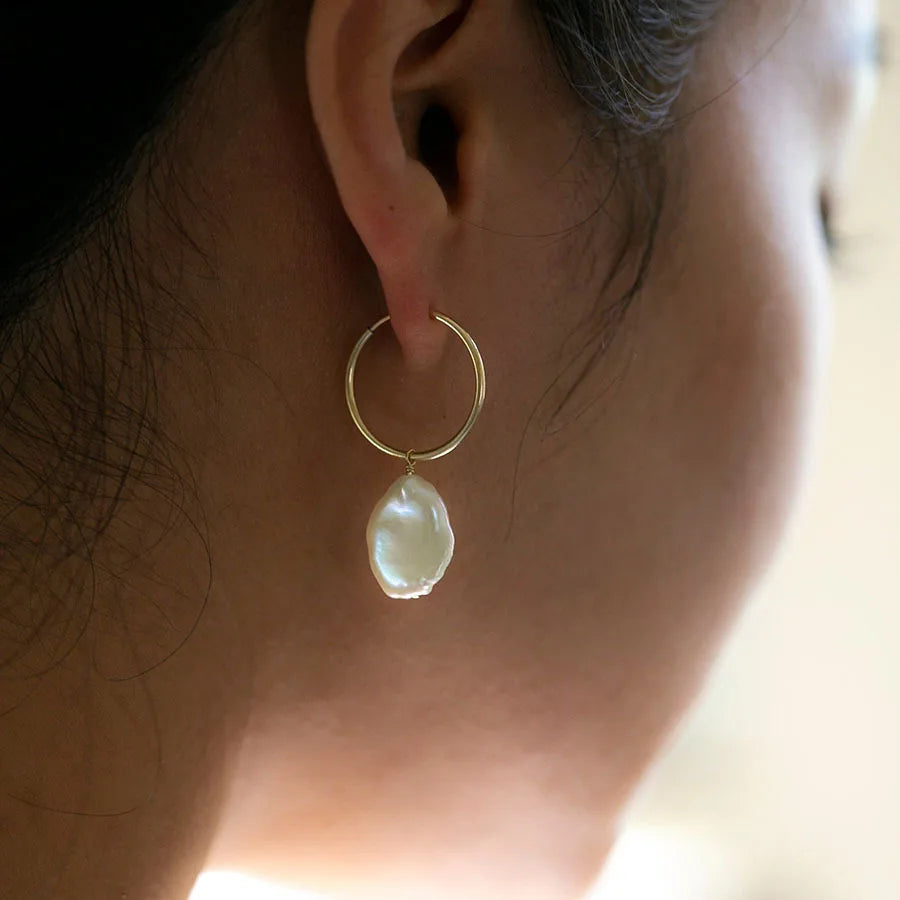 2023 New French Elegant 18K Gold Hoop Earring Natural Freshwater Flat Pearl Drop Earrings