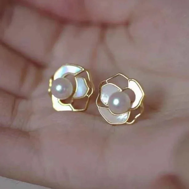 Exquisite Natural Shell Inlaid Camellia Flower Stud Earrings 6-7mm AAAA White Bread Round Pearl Gold Plated for Women's High-end