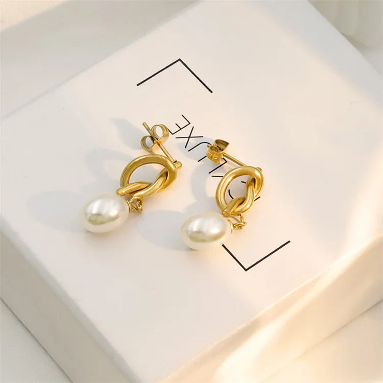 Wholesale French 18k Gold Plated Stainless Steel Women Design Oval Hoop Knotted Freshwater Pearl Earring
