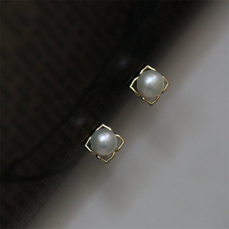 Minimalist Fashion Women Design Plain Silver Women Dainty Design Shell Pearls Stud Earrings