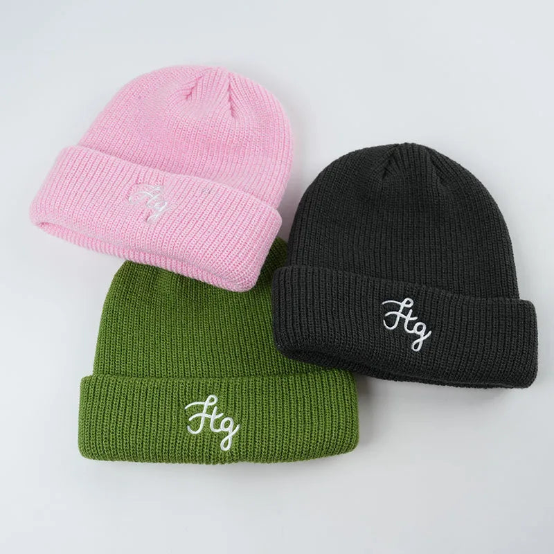 Yukaihe Wholesale Fashion Unisex Winter Acrylic Knitted Beanie Custom Warm Embroidery Casual Beanies