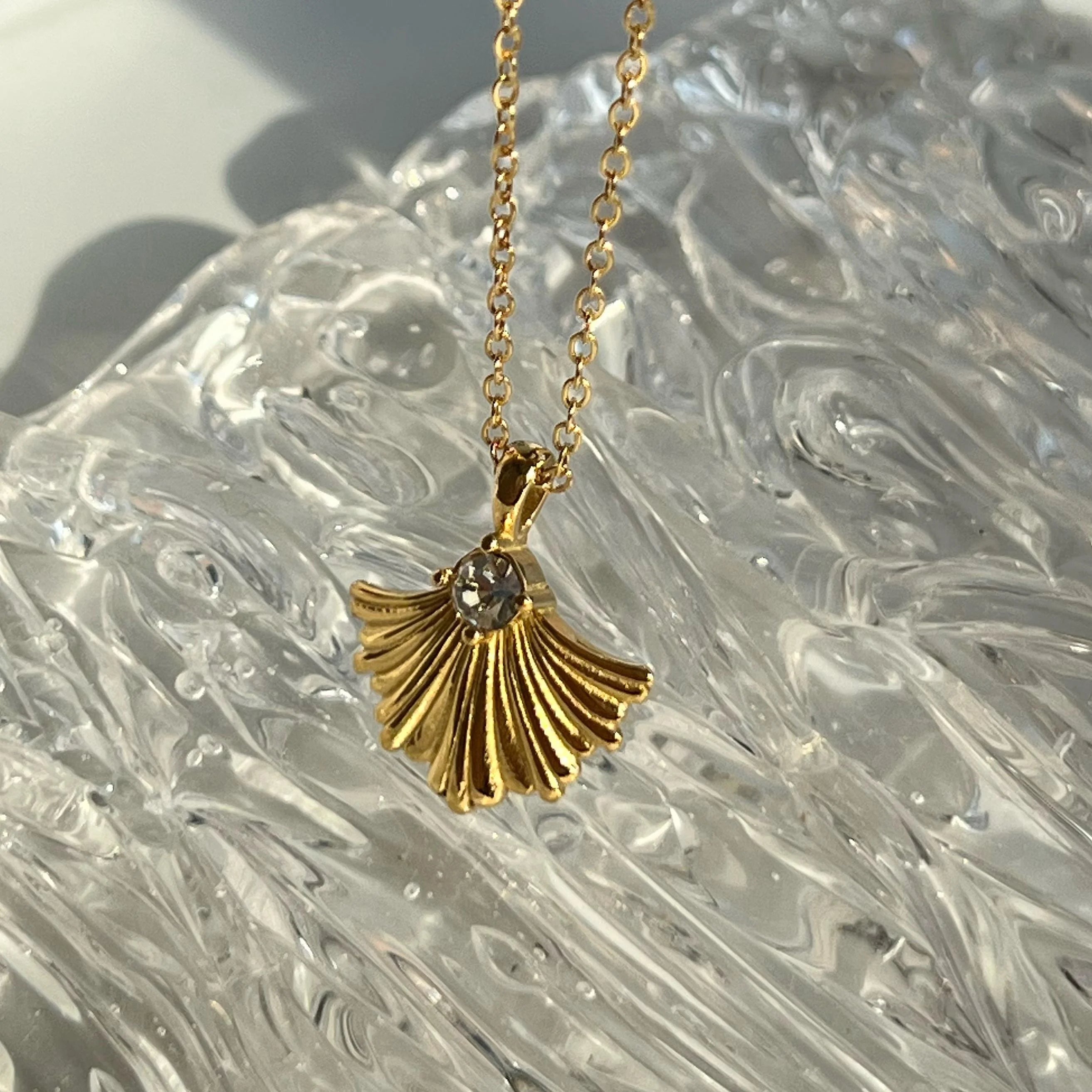 2022 Dazan New Ins 18k Gold Plated Tarnish Free Stainless Steel Square Zircon Scalloped Shell Pendant Necklace for Women