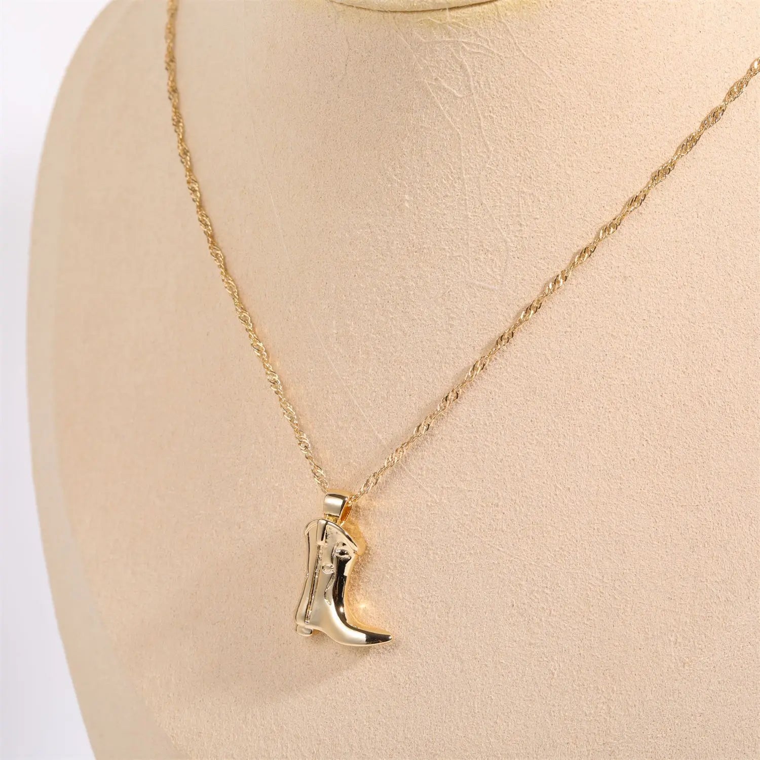 New Design Water Wave Chain Western 18K Gold Plated Brass Cowboy Boot Pendant for Necklace Catholic