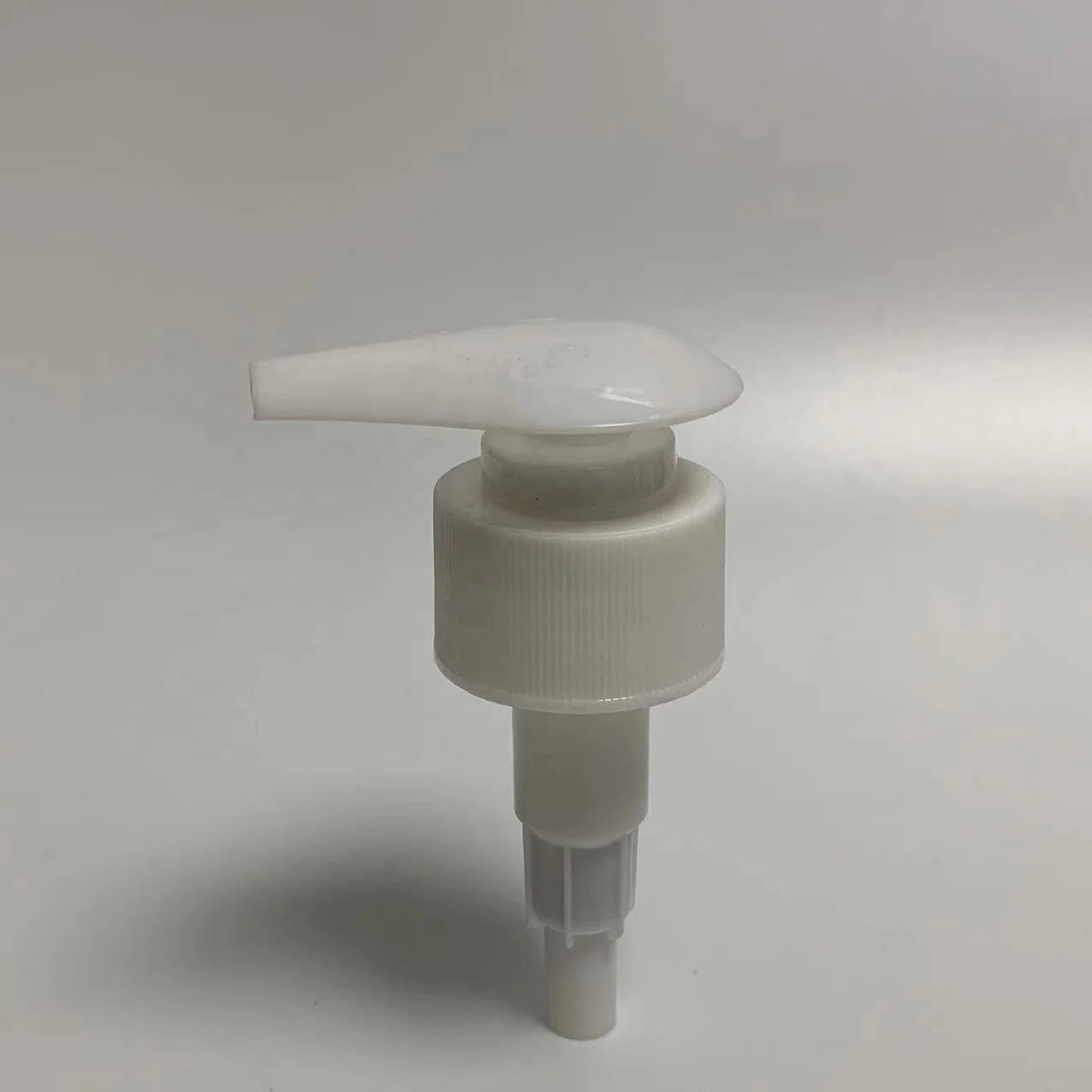 Free Sample Cap Wholesale 28/410 Non Spill White PP Pump Sprayer for Bottles with 100ML Capacity and Screw-On Closure