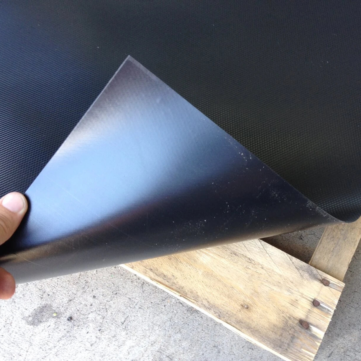JahooPak 1280X1080MM 0.6MM Heavy Weight High Tensile Strength Black Hdpe Plastic 2-Way Entry Single Faced Slip Sheet