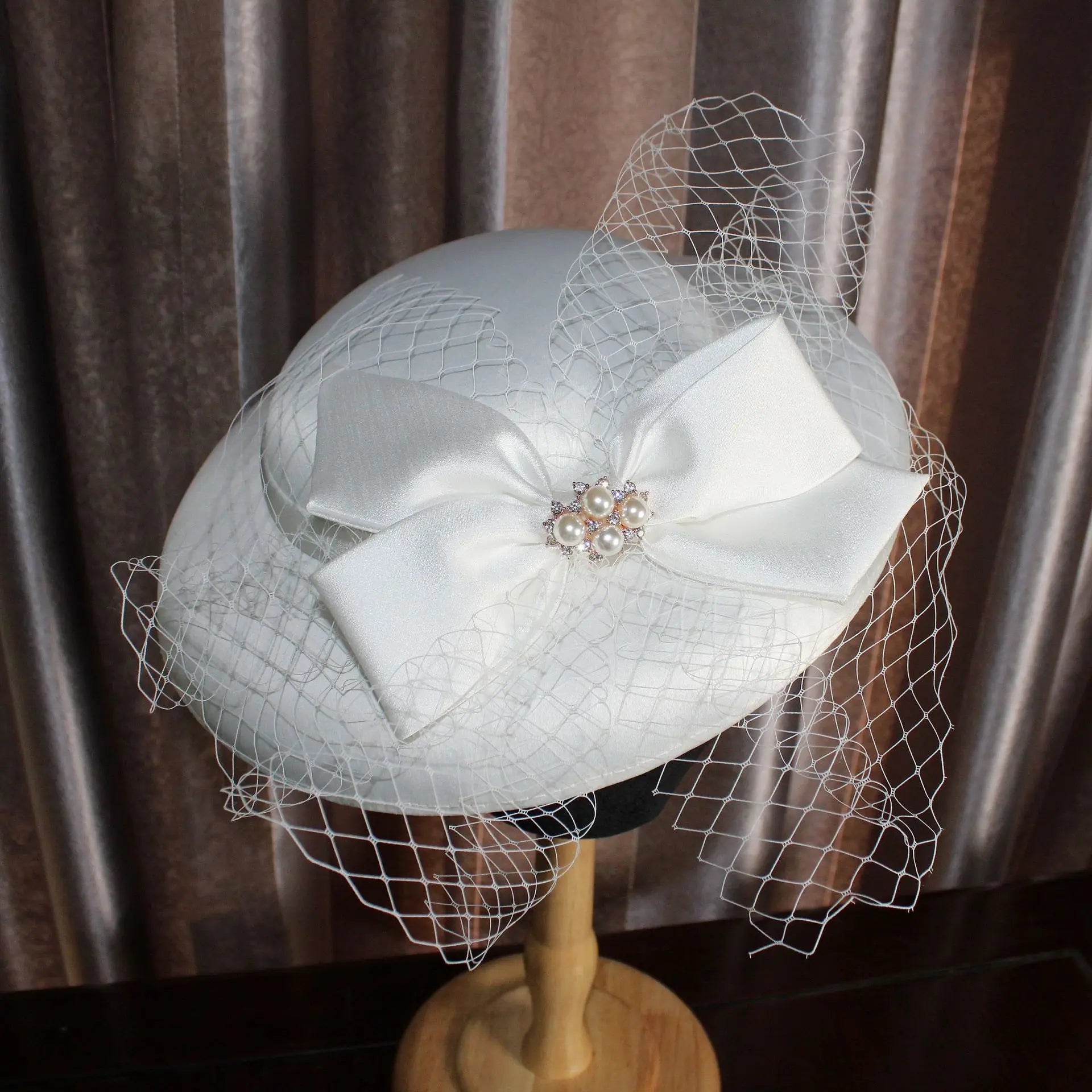 New Retro Women White Bowknot UV protection Church Cloche Sun Hats Kentucky Derby Ladies Wedding Hat for Bride with Mesh Veil