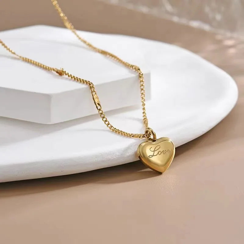 2024 New Trendy 18K Gold Stainless Steel Love Necklace with Peach Heart Pendant Clavicle Chain Charm for Women for Anniversary