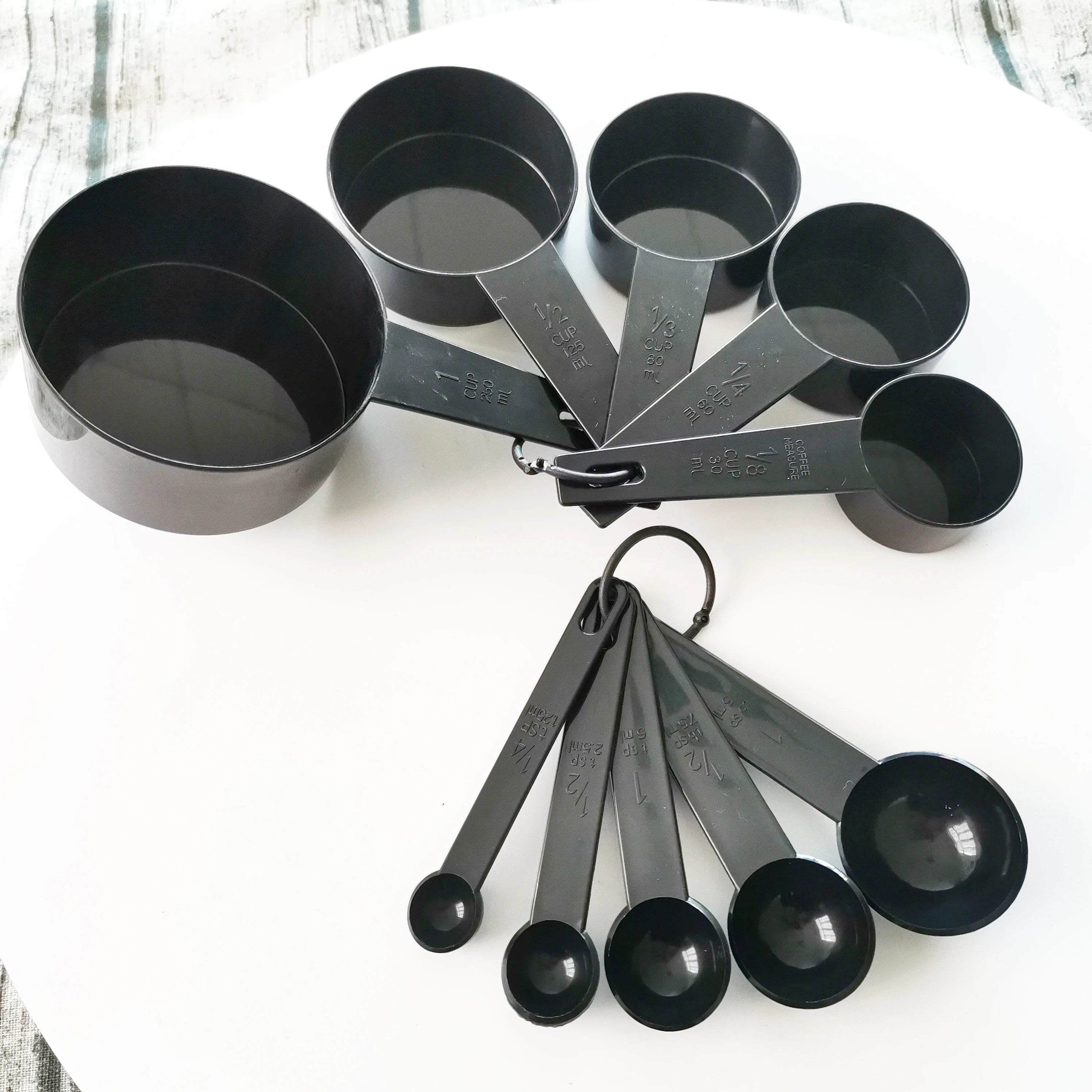Wholesale Kitchen 5 Pieces Black Plastic Tea Coffee Scoop Measuring Cups and Spoons Set