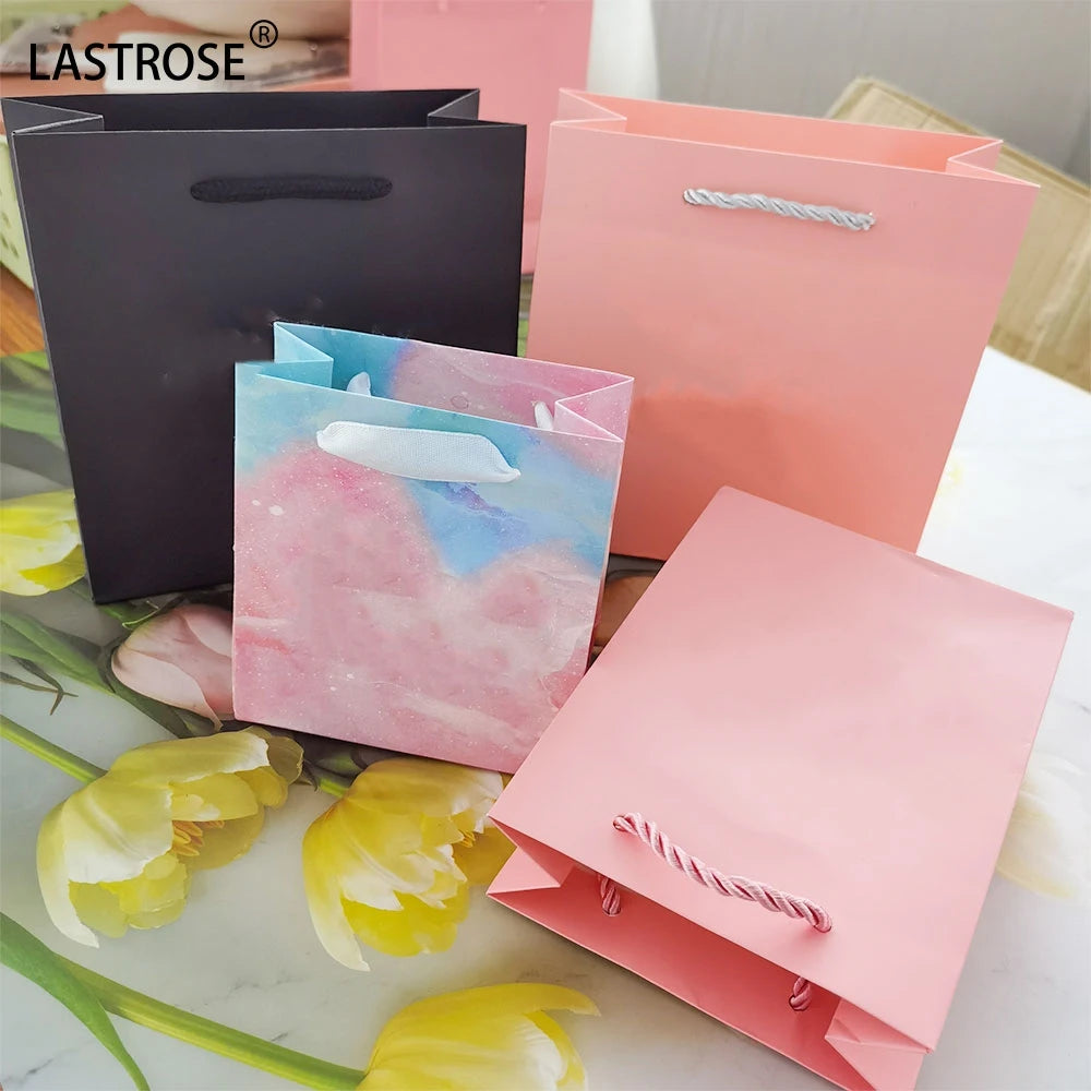 Fashion Kraft Gift Paper Shopping Bag Wholesale Matte Paper Bags With Handle Hot Sales Packaging Bags Vendor