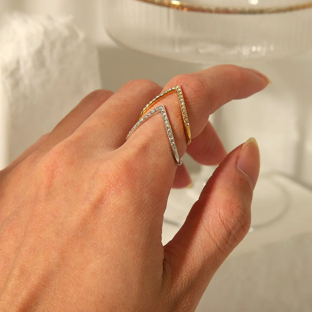 X121 Wholesale PVD 18K Gold Stainless Steel Heart V Shaped Ring Zircon Inlay Unisex Jewelry Men Women Couple Ring