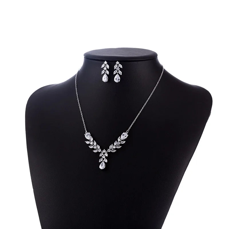 Romantic Silver Crystal Jewelry Set Simple Design Engagement Earrings & Necklace Luxury Waterdrop Zircon for Romantic Occasions
