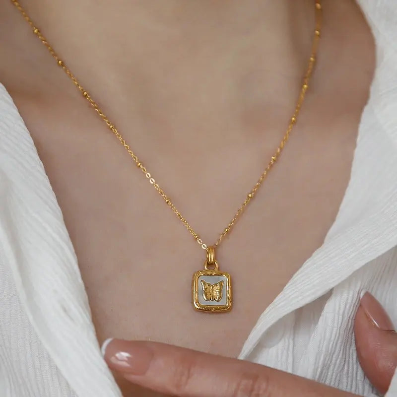 SC Hot Selling Trendy 18k Gold Plated Necklace Retro Queen Square Pendant Necklace Stainless Steel Chain Necklace for Women
