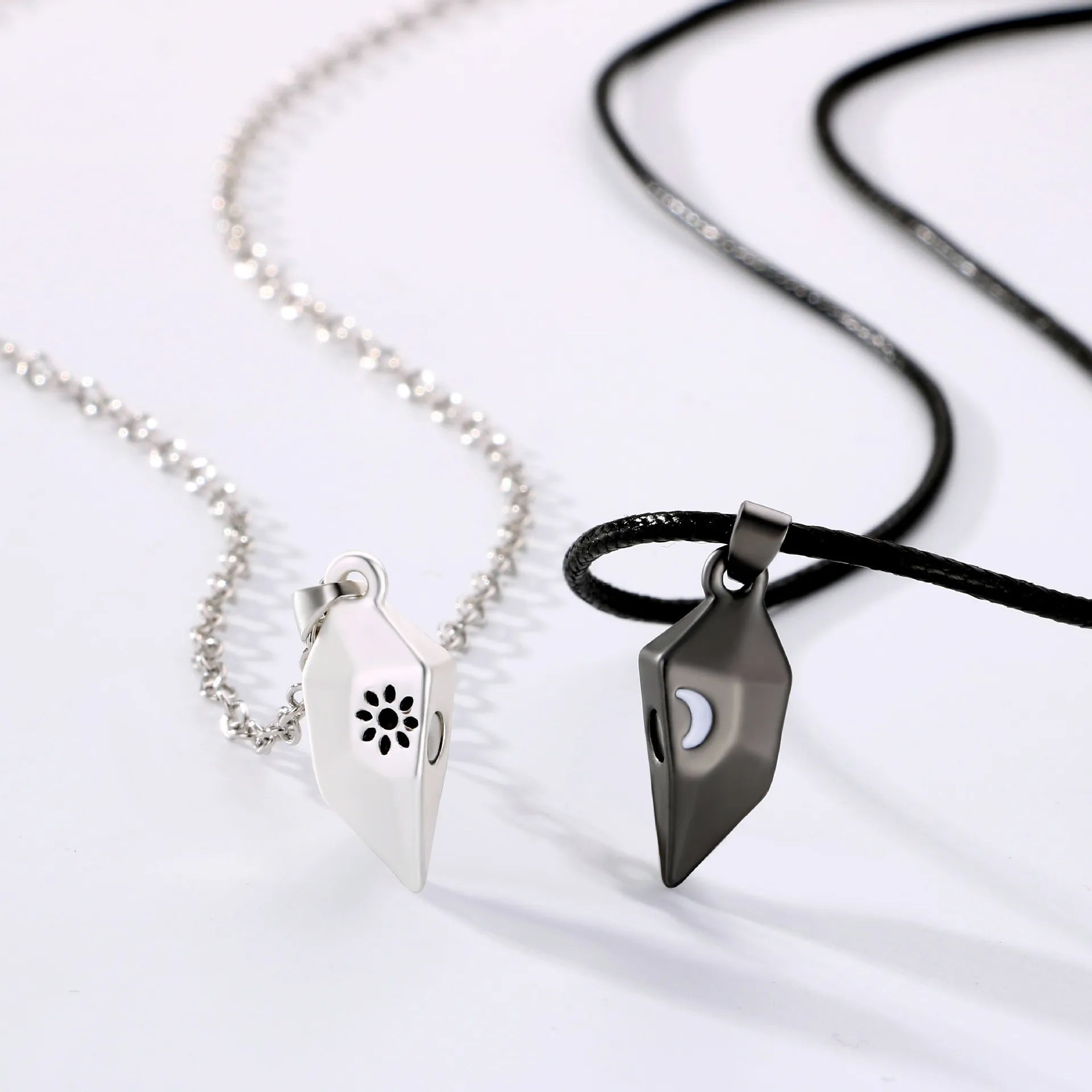 Wholesale Romantic Couple Necklace Heart Matched Pendent for Lover Sun Moon Pattern Wishstone Magnetic Necklace Men Women Gift