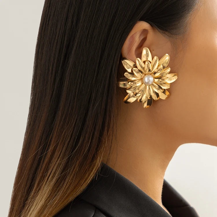 XR-91 Wholesale Vintage Metallic Earring Women Ear Jewelry Metal Iron Pearl Chrysanthemum Flower Earrings