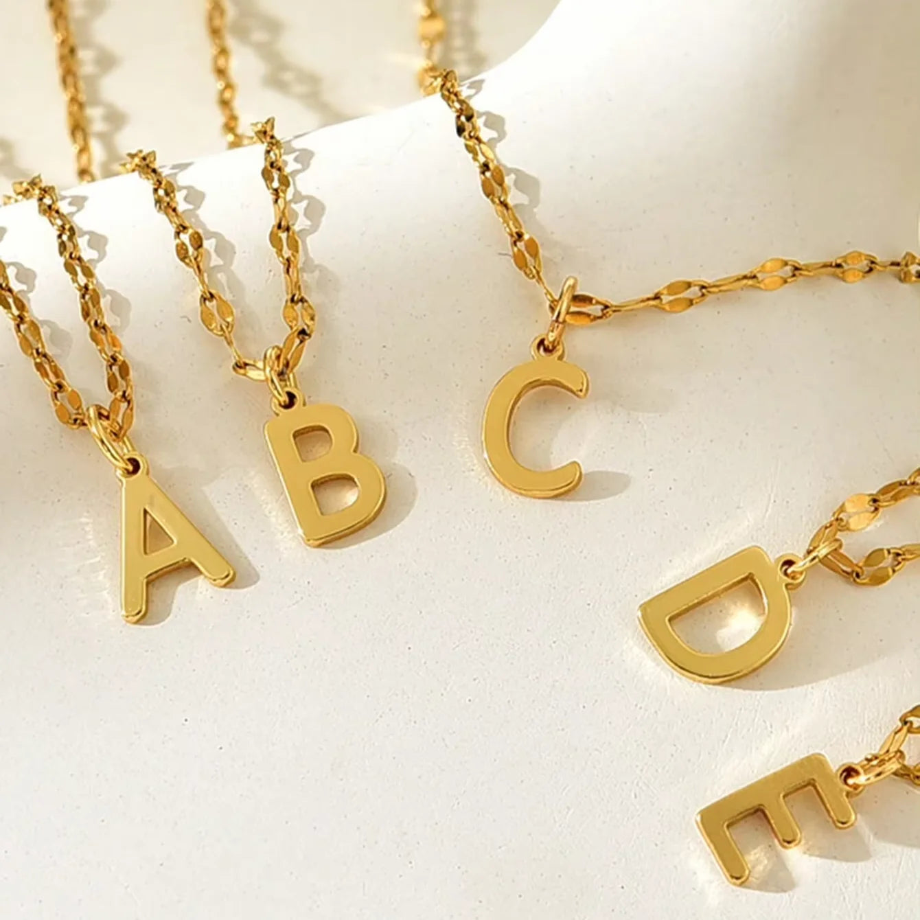 Fashion Stainless Steel 26 Alphabet Letter Pendant Necklace Women Girl Elegant Jewelry Gift Gold Plated Hardware Party Lip Chain