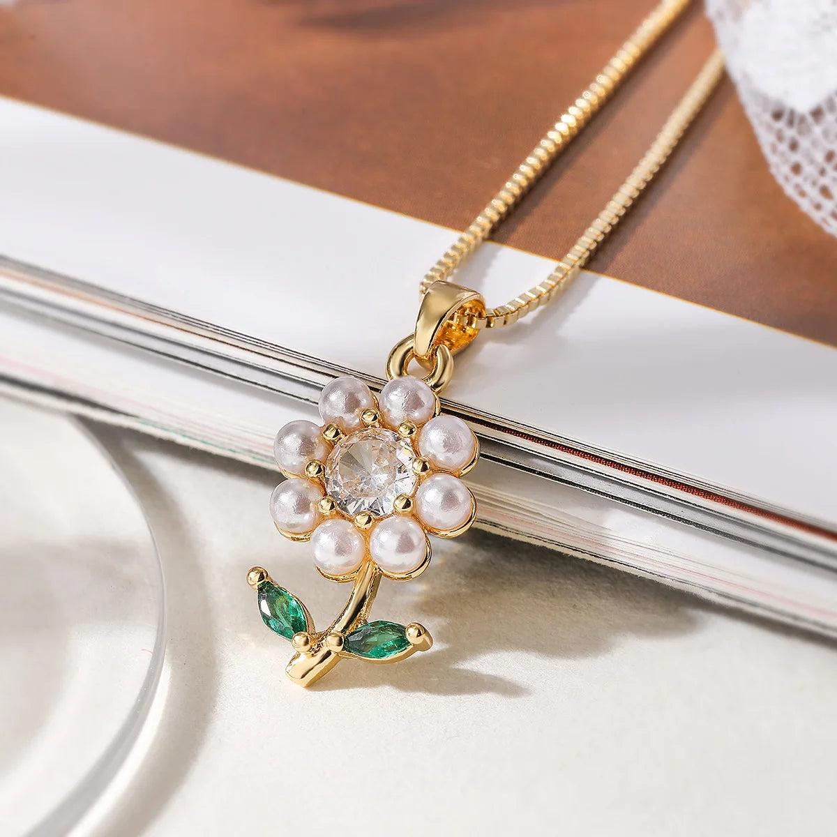 Mini Exquisite Copper Plated Gold Zircon Pearl Flower Pendant Necklace Female Minority High-grade Temperament Necklaces