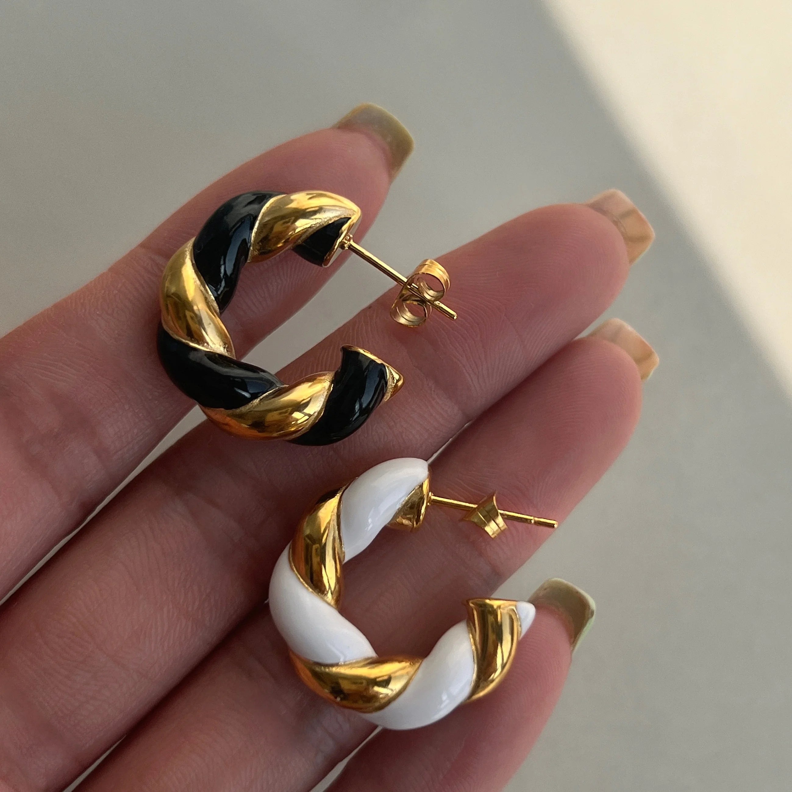 2024 Dazan New Ins 18k Gold Plated Hypoallergenic Stainless Steel Black White Epoxy Design Twist Earrings Luxury Jewelry Women