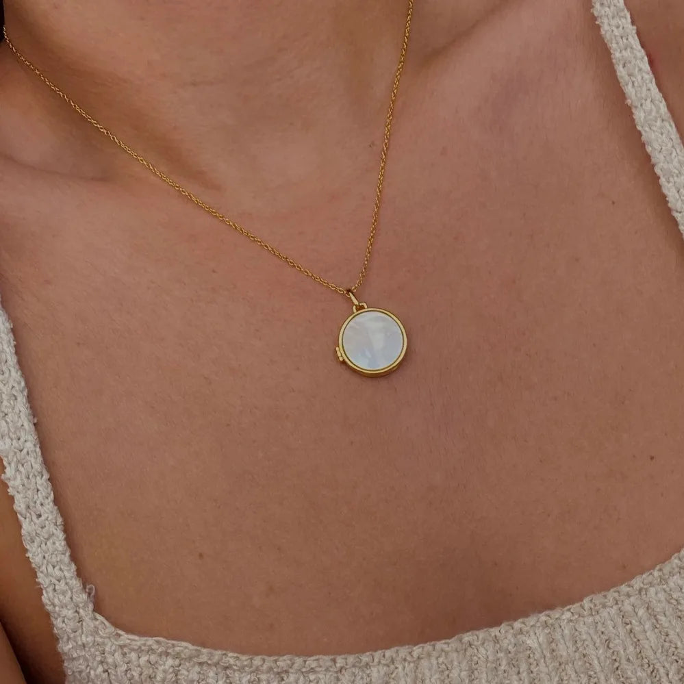 Personalized Photo Openable Locket Geometric Pendant Stainless Steel White Shell Necklace Fashion Jewelry for Women