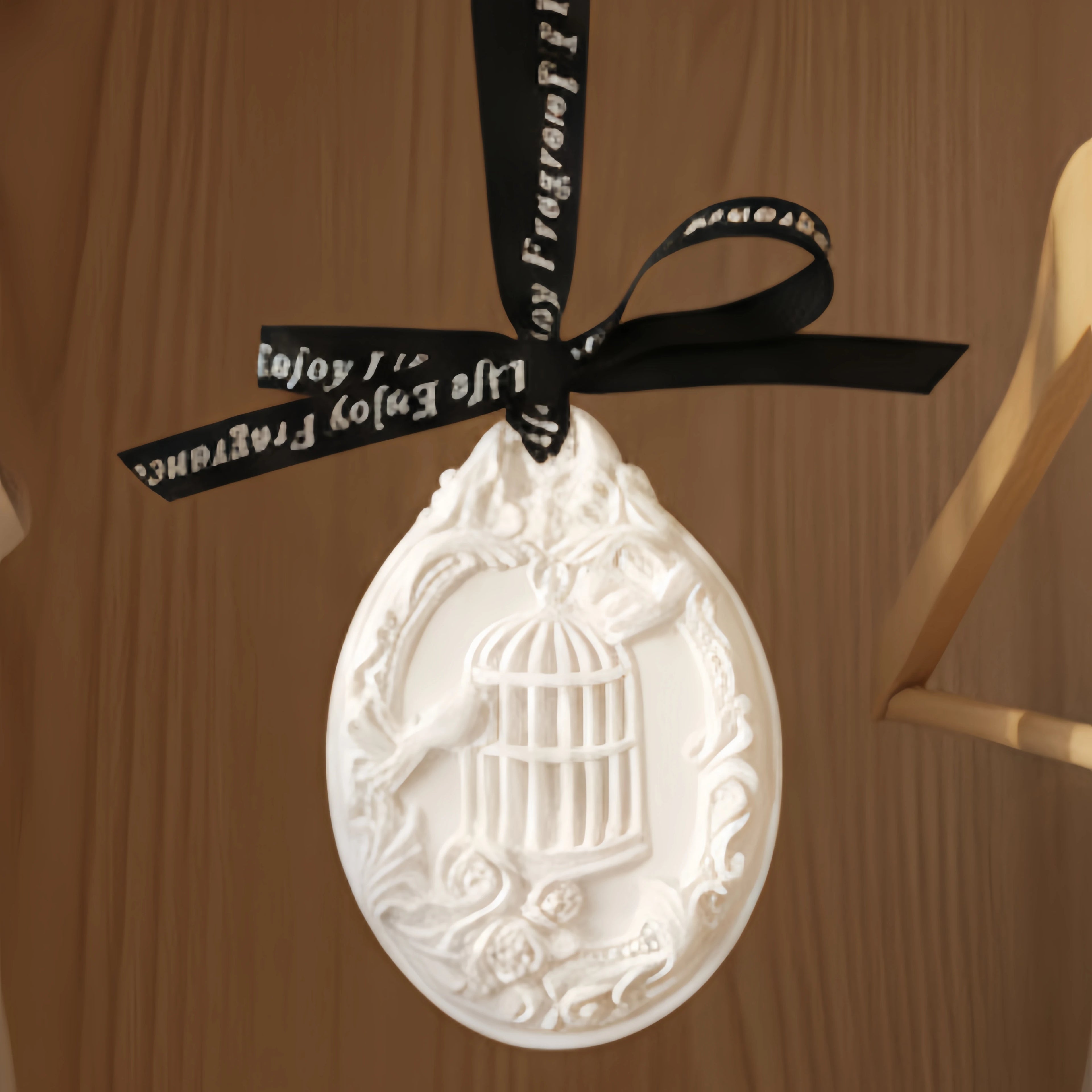 Finru Car Hanging Wardrobe Air Freshener Oval Birdcage Aromatherapy Scented Ceramic Aroma Plaster Porcelain Flower Oil Diffuser