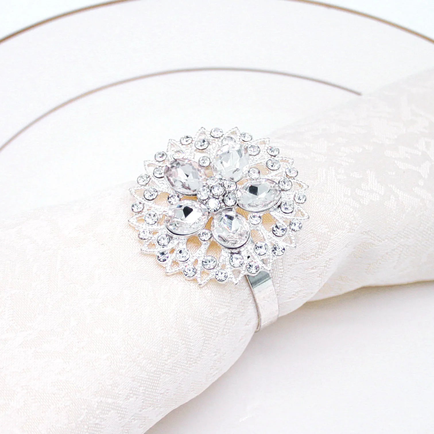 Luxury Silver Crystal Flower Napkin Rings Rhinestone Napkin Holder for Weddings and Parties Metal Table Accessories Stocked