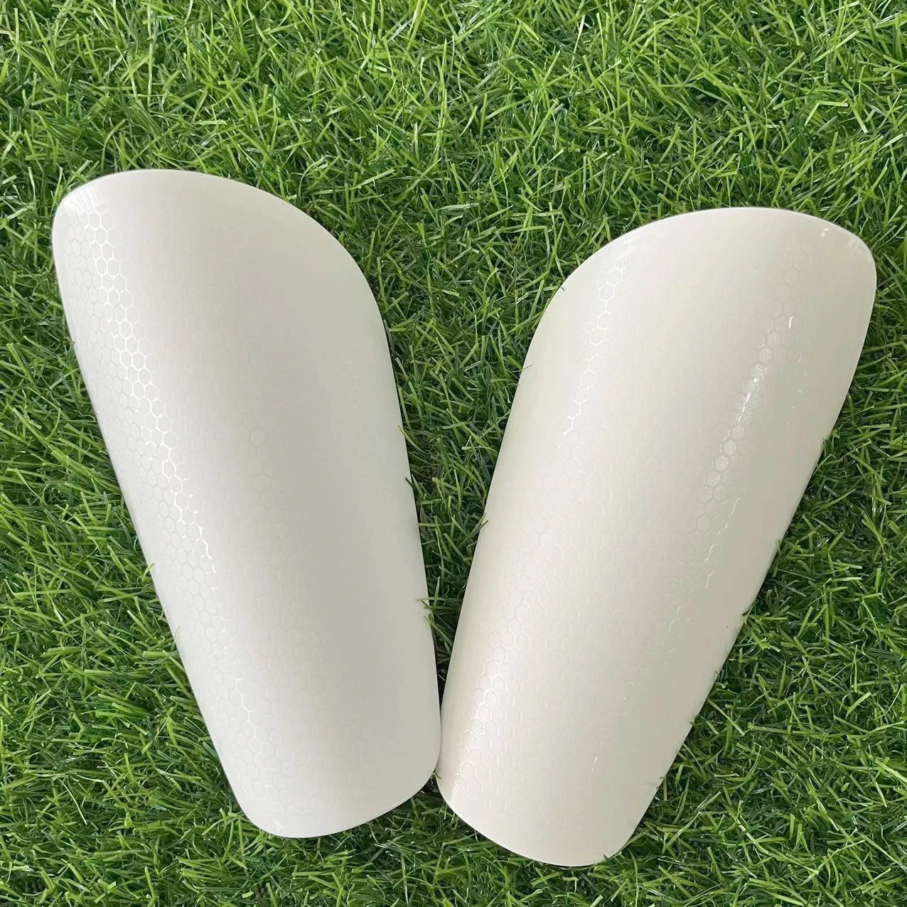 Wholesale New Custom Design Best Selling Blank White Honeycomb Surface Lightweight Safety Mini Football Soccer Shin Guard Pads