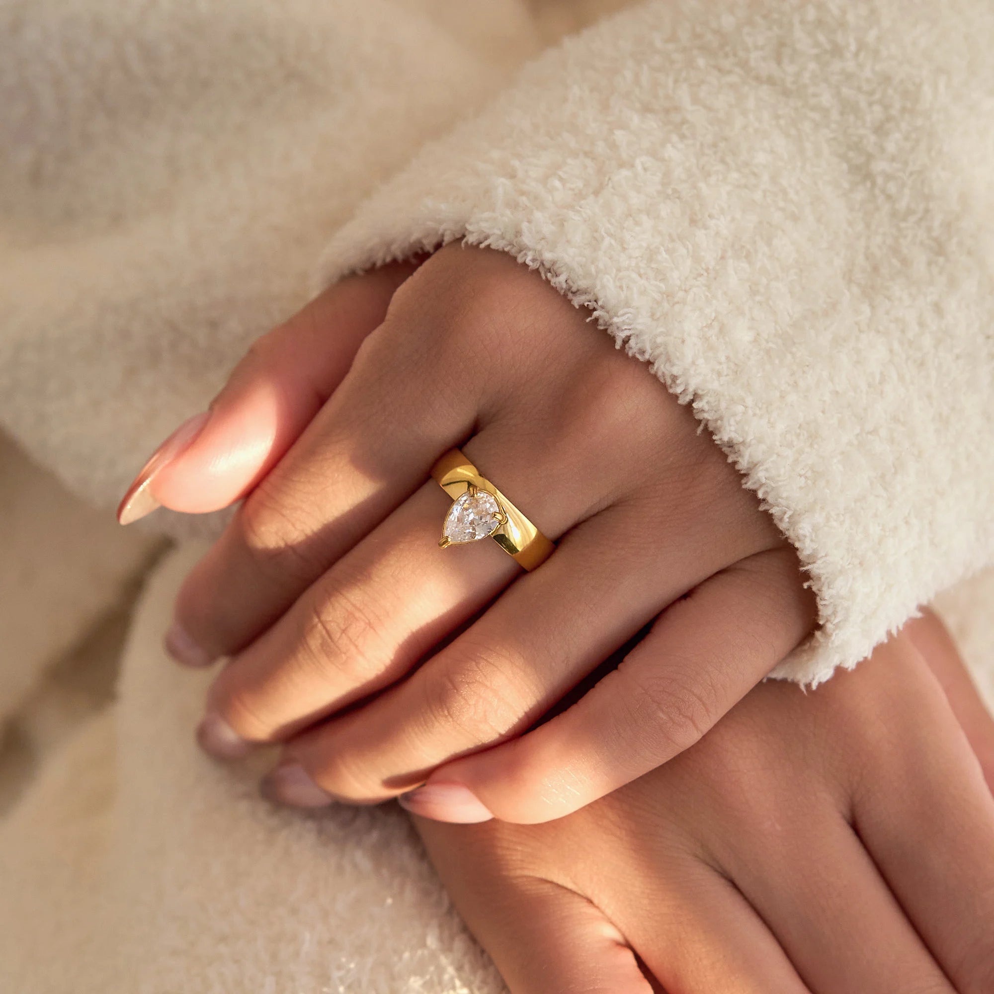 Dazan Winter New HOT INS Trendy 18k PVD Gold Plated Stainless Steel Exquisite Dainty Teardrop Clear Zircon Engagement Ring