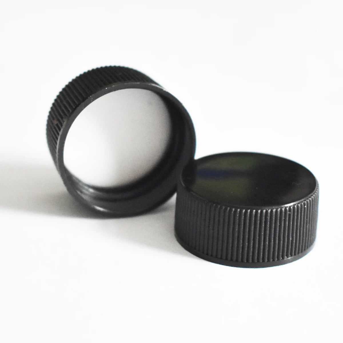 INTY 28-410 Black Ribbed Glossy Top Plastic PP Non-Spill Screw Cap with Sealing Liner for Food-Grade Liquid Storage in Bottles