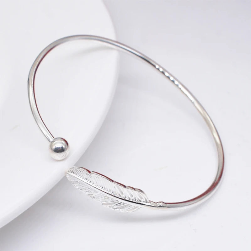 Lady's Fashion Charm Bracelet with Simple Brush Ball Design Feather Style