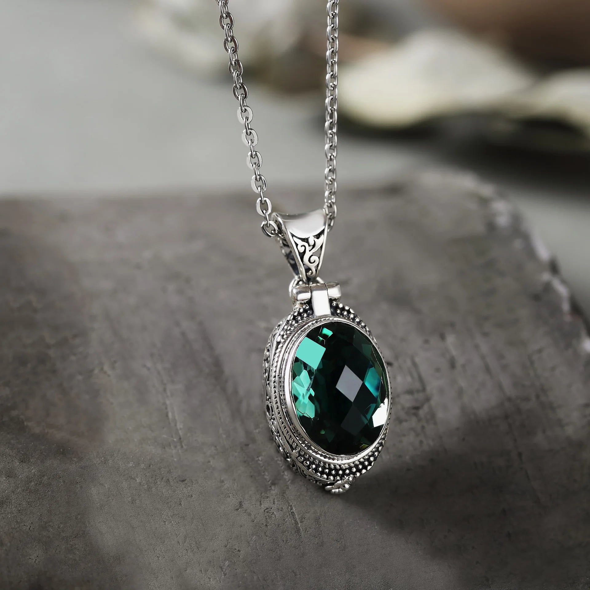 Wholesale Baroque Silver Necklace Green Crystal Pendant Retro Carved Gawu Box Can Be Opened Vintage for Women's Anniversary