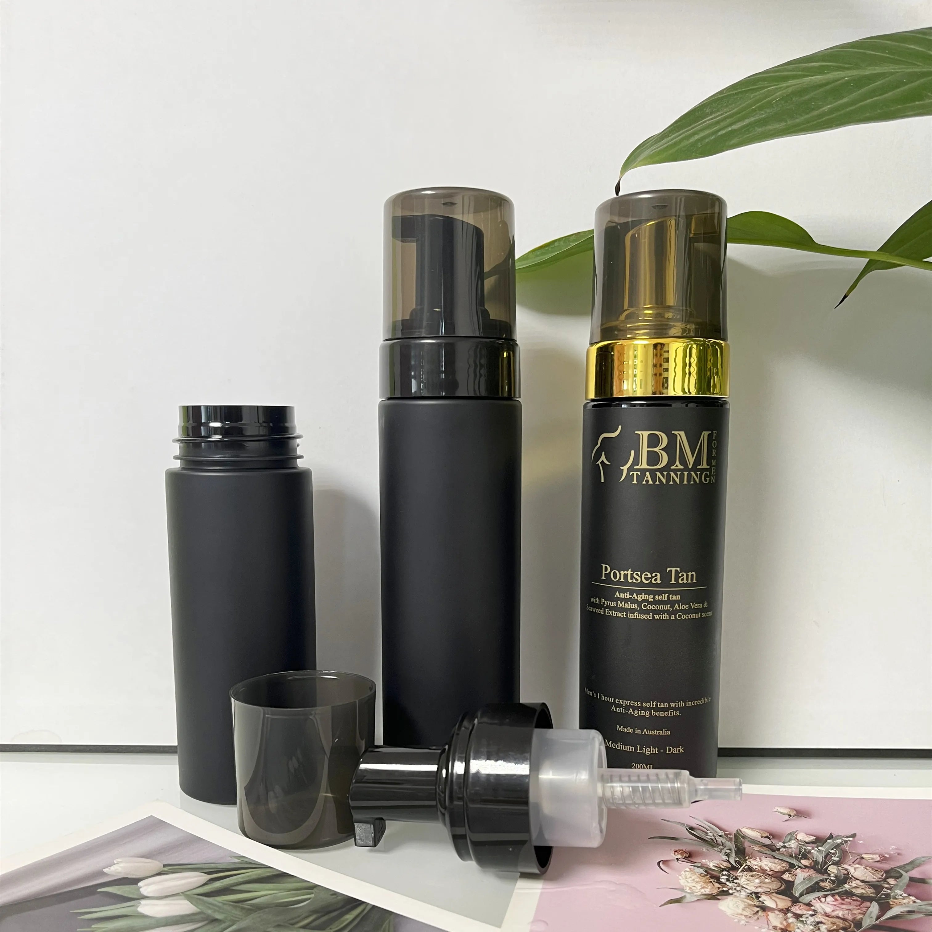 China Supplies Face Black Matte Bottles Black Foam Pump Bottles 30ml 50ml 100ml 120ml 150ml 200ml with Gold Pump