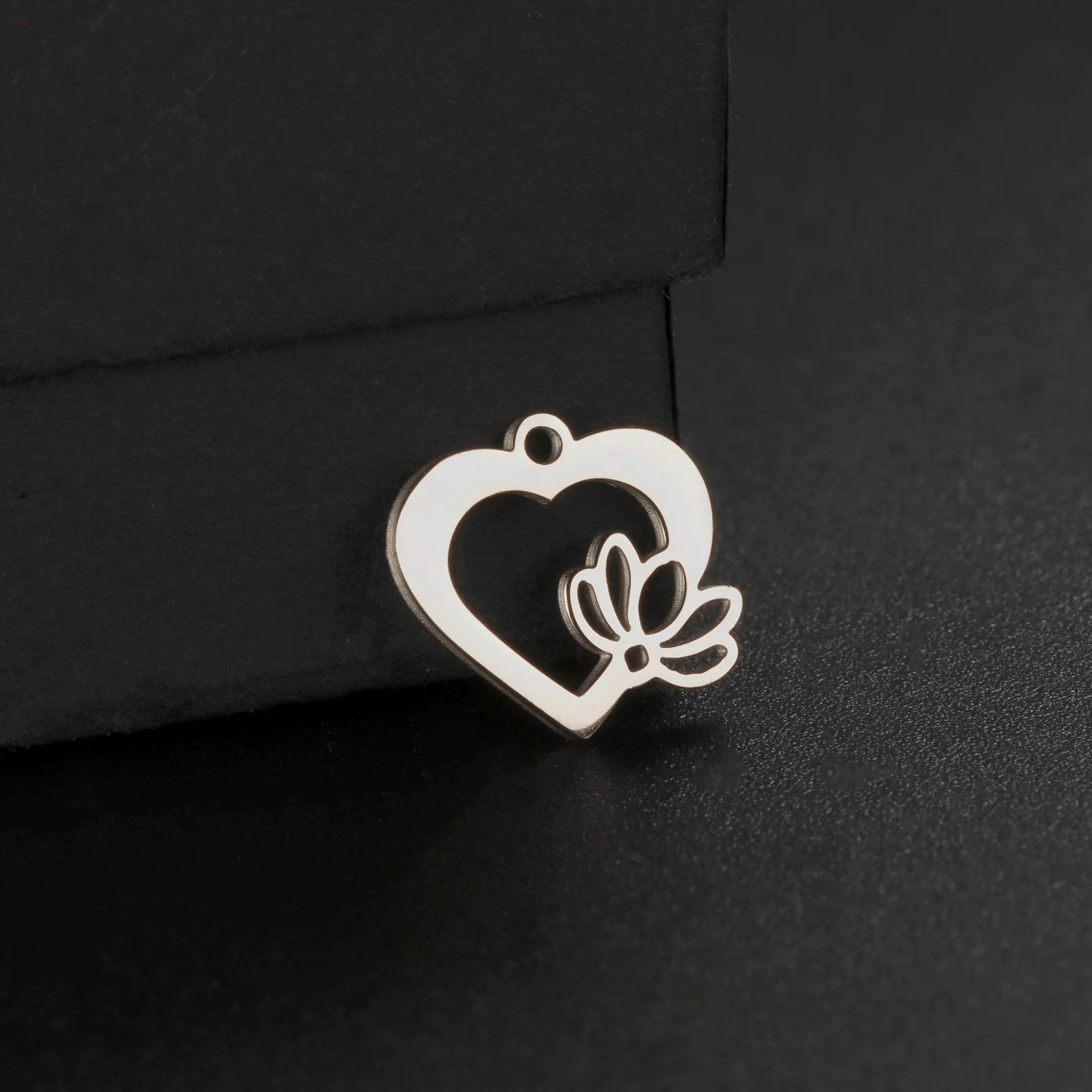 Cute Hollow Out Heart Charm Gold Jewelry Lotus Flower Heart Pendant Accessories for Necklace Bracelet