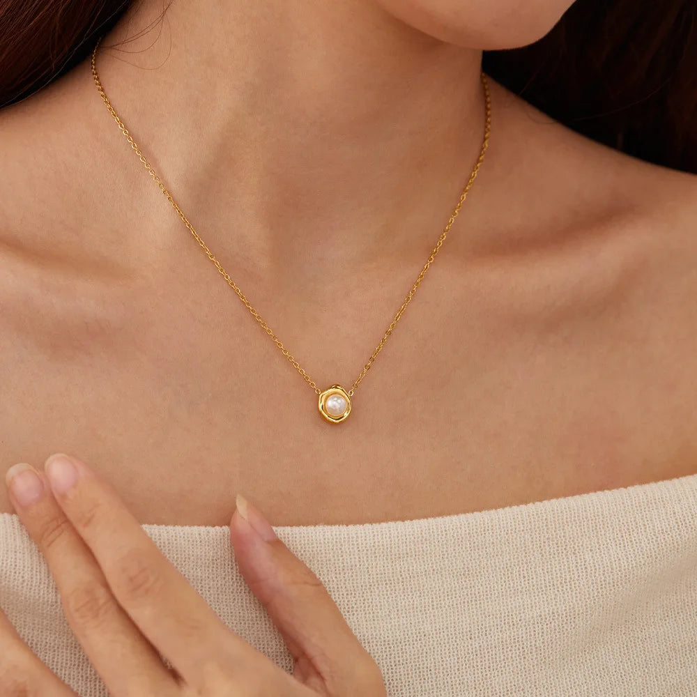 Wholesale 18K Gold Plated Smooth Pearl Pendant Chain Stainless Steel Exquisite Choker Necklace for Lady