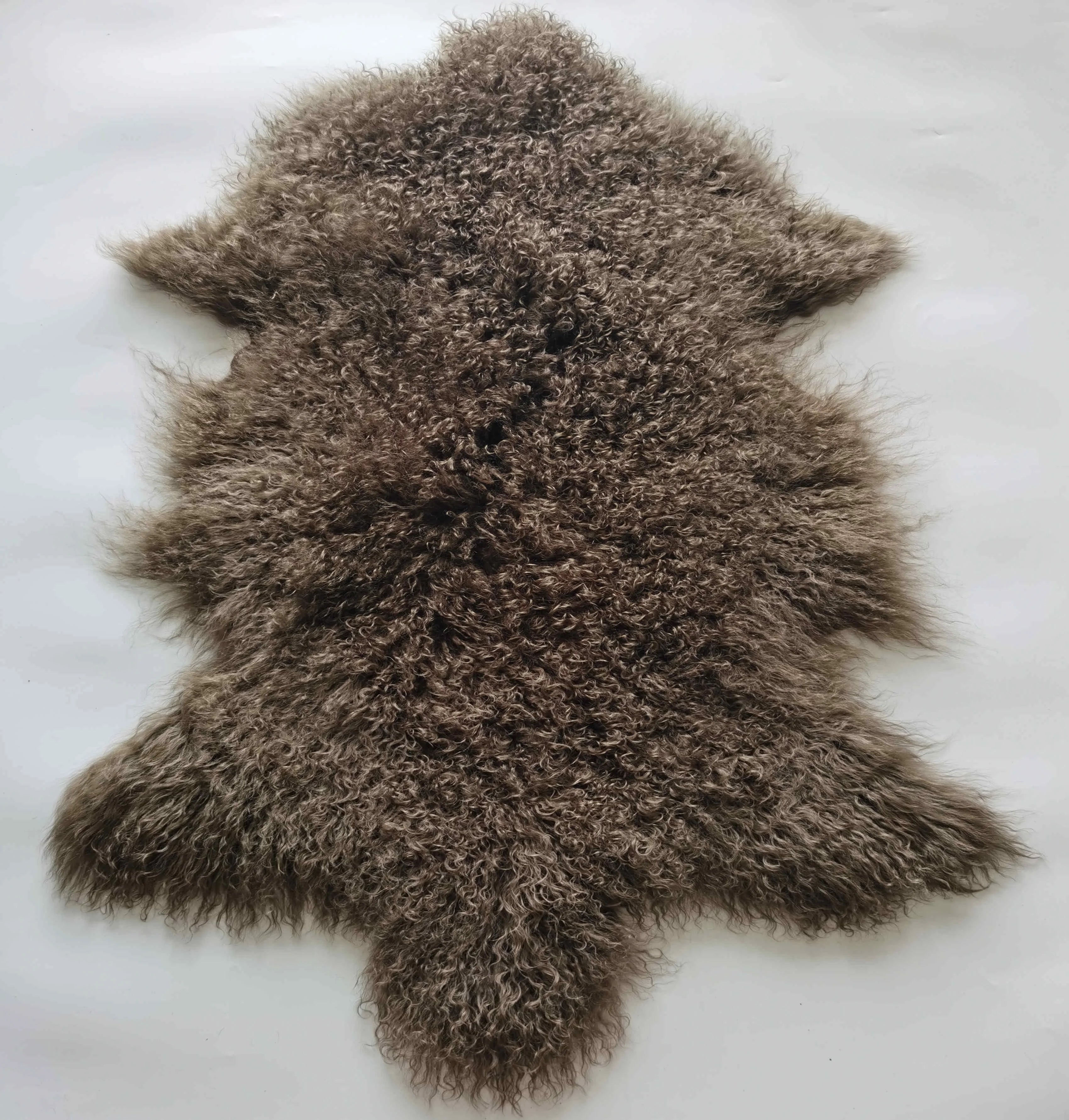 Hot Fashion 100% Long Curly Wool Sheepskin Tibetan Sheep Skin Mongolian Lamb Fur Plate for Garments & Home Decor Carpet Padding