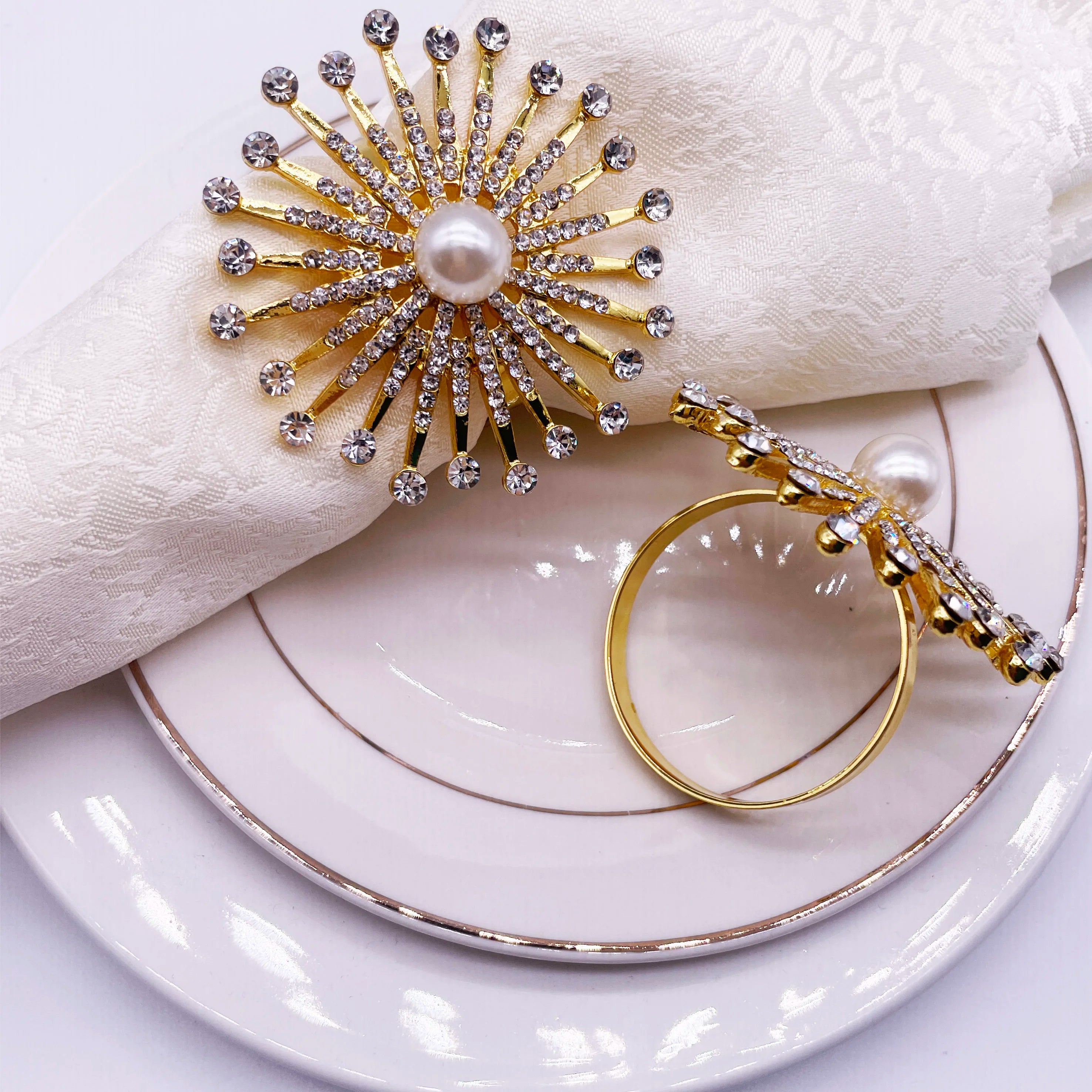 Wholesale Customizable Metal Napkin Buckle Ring Holder Pearl Rhinestone Wedding Banquet Dinner Table Decor for Parties