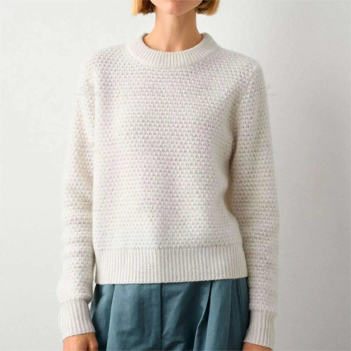 2026 Knitwear Manufacturer Custom Winter Women's White Soft Warren Wool Cashmere Blend Textured Crewneck Sweater for Women