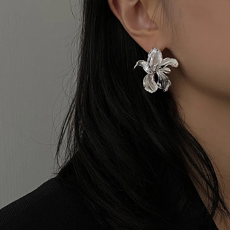 SC Hot Selling Vintage Women Earrings Special Designed Silver and Gold Plated Earrings Dark Style Flower Stud Earrings