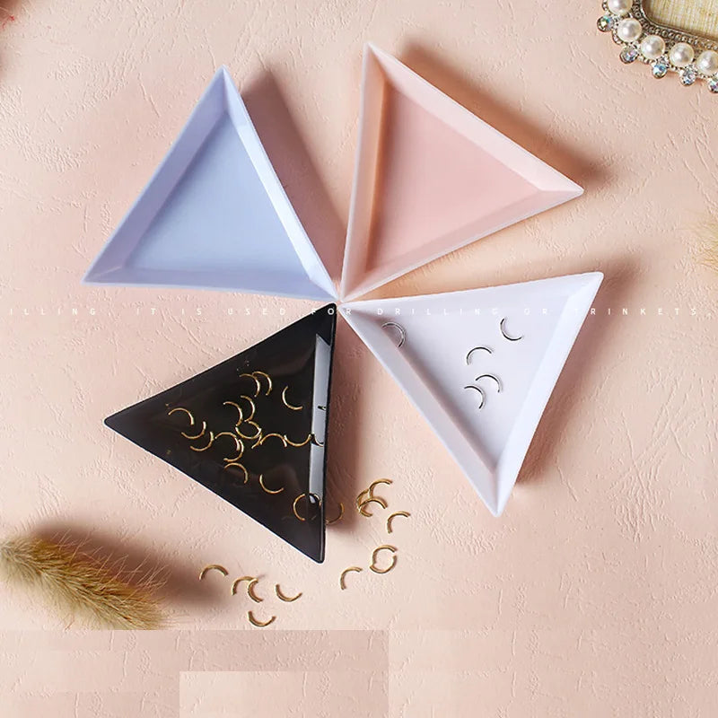 Wholesale Triangular Round White Trays Plastic Jewelry Box Crystal Nail Sticker Tool Rhinestone Tray for Nail Art Rhinestone