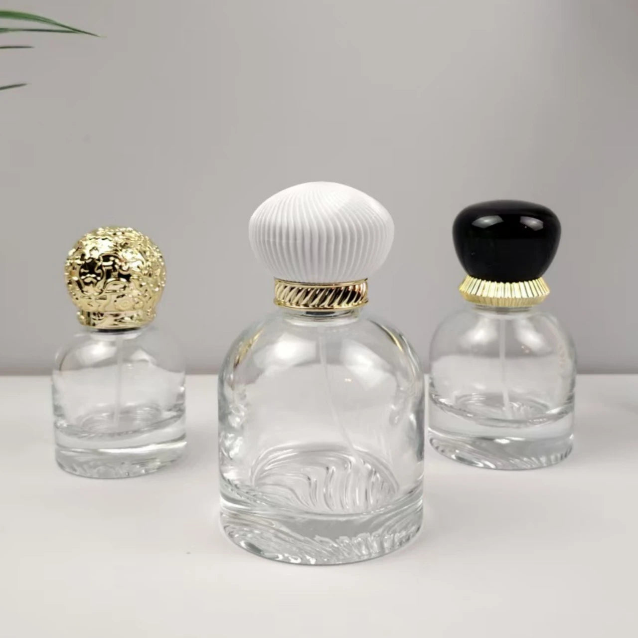 High End Hot Selling Empty 30 50 100ml  Thick Bottom Cylinder Glass Perfume with Luxury Plastic Cap