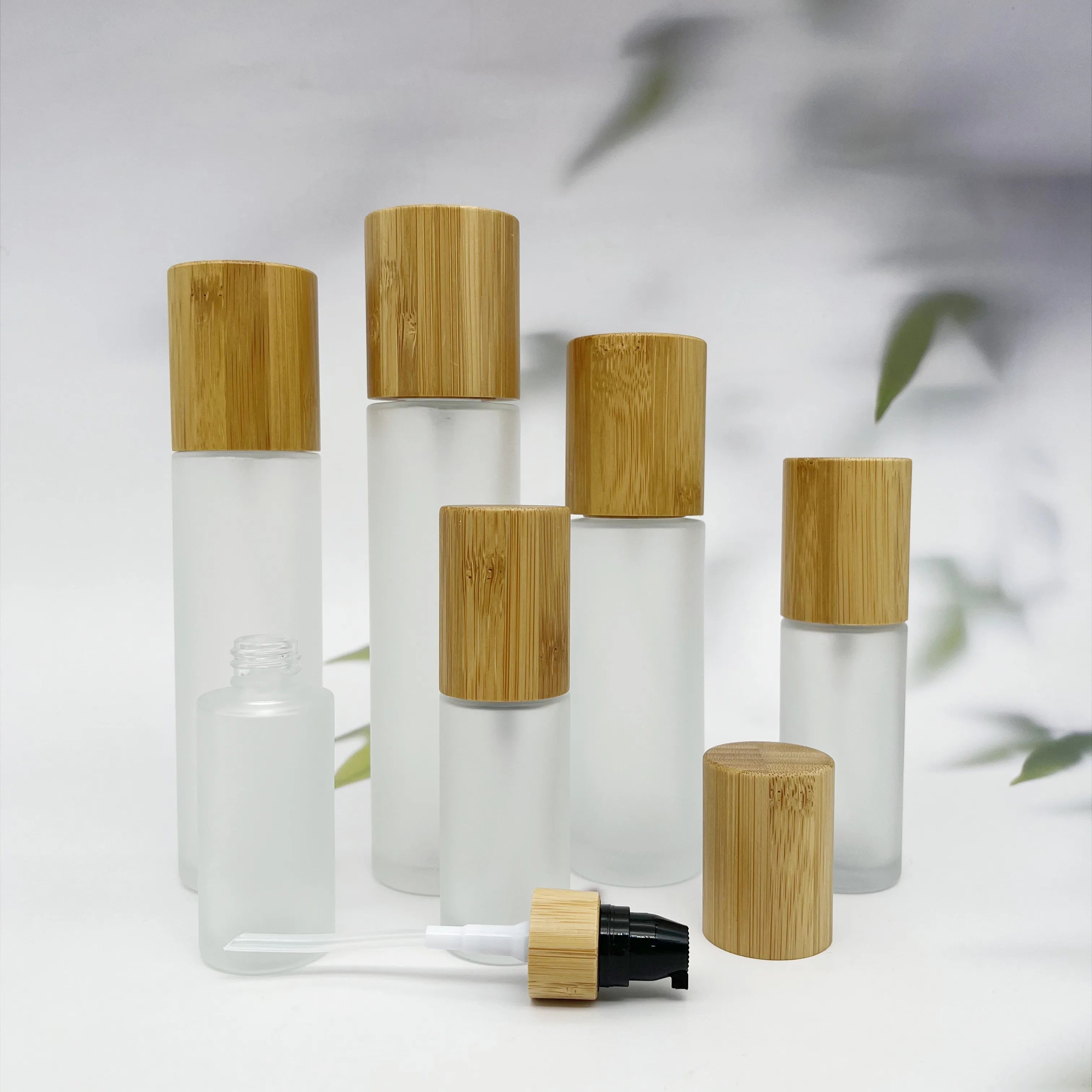 New Brand Frosted Clear Bamboo Skincare Glass Bottles 30ml 50ml Cosmetic Packaging Set with Wooden Lids 100ml 150ml