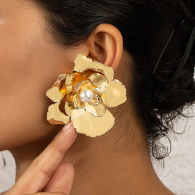 2024 New Arrival Fashion Jewelry New Design Fashionable Flower Earrings Retro Pearl Inlay Pearl Petal Exaggerated Women Earrings