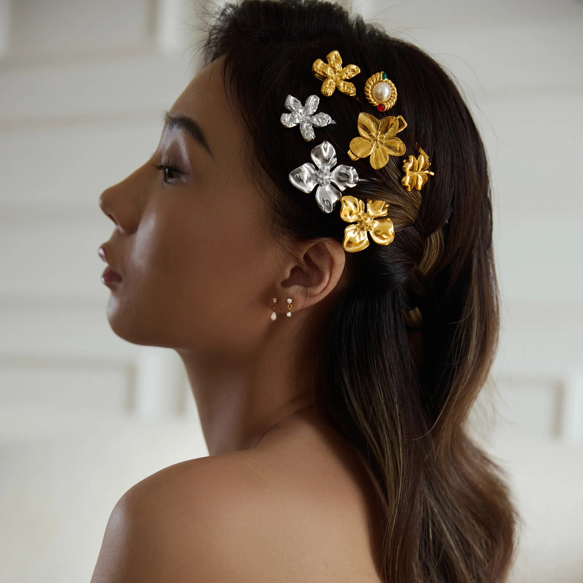 Dazan New HOT INS 18k Gold Plated Stainless Steel High End Vintage Embossed Daisy Flower Hair Clip Hair Accessories Lady Jewelry