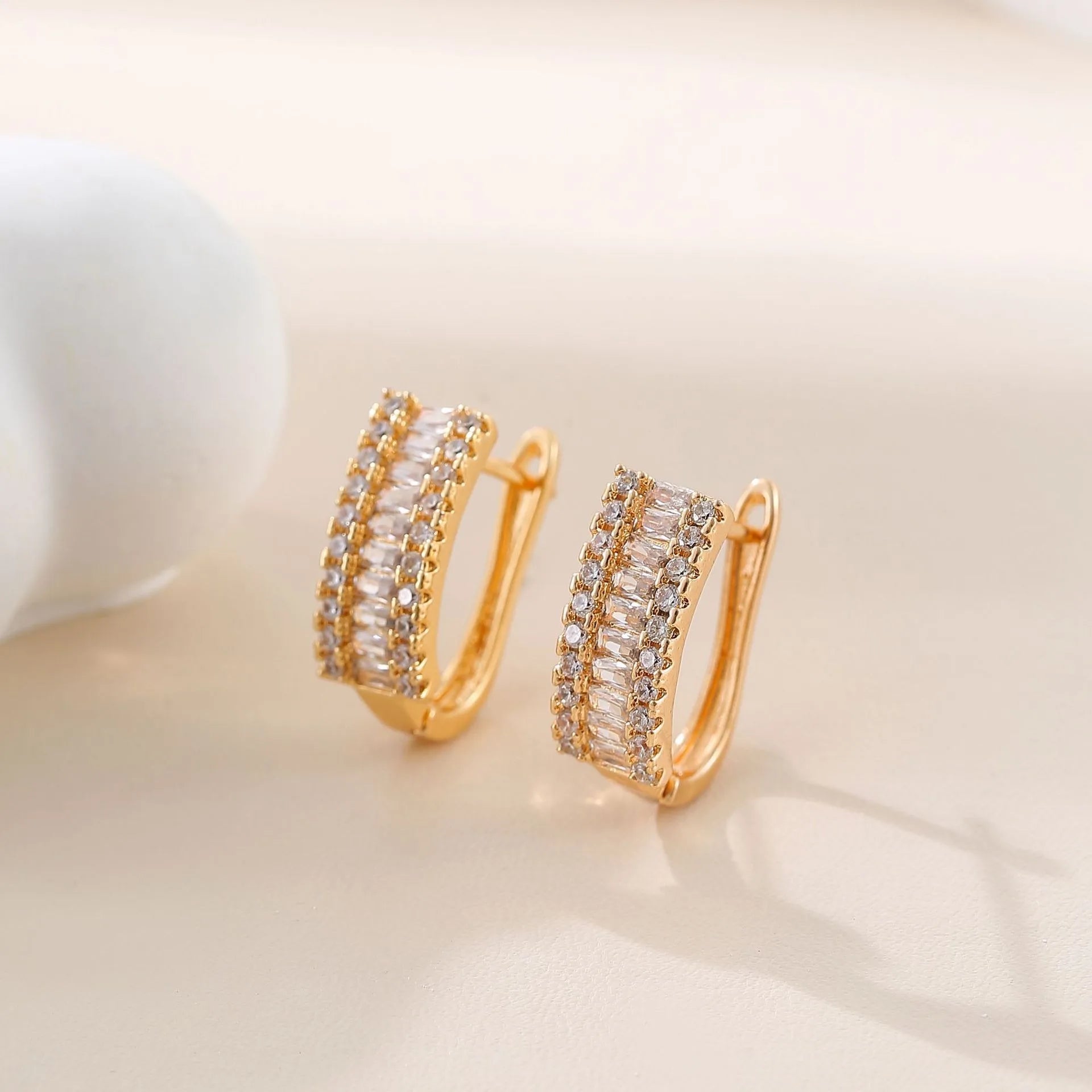 High-End Luxury Circle Copper Hoop Earrings Ins-style Design Vintage Hook Simple Luxurious Micro Full Zircon for Women for Gift