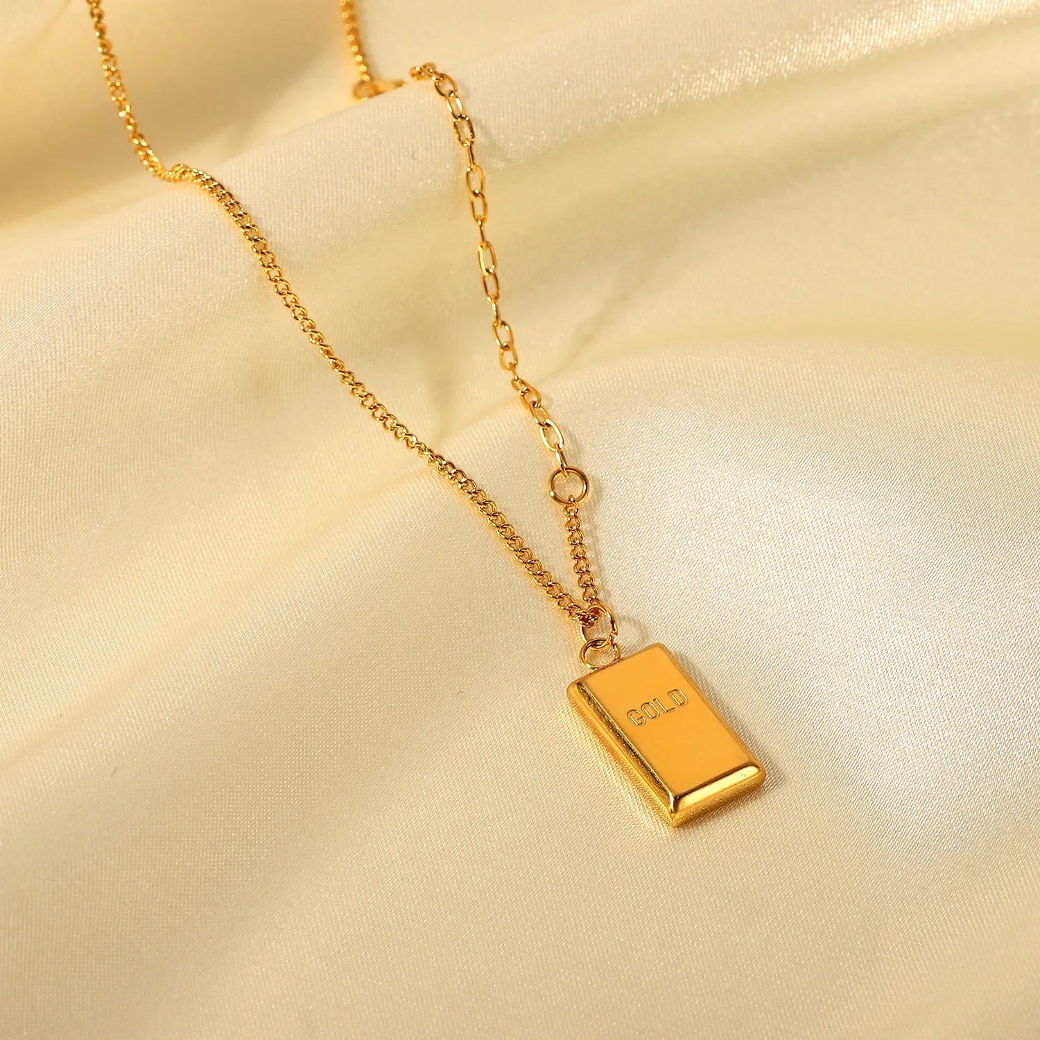 Waterproof No Fading Small Gold Square Pendant Necklace 18K Gold PVD Plated Stainless Steel Collarbone Chain Necklace for Women