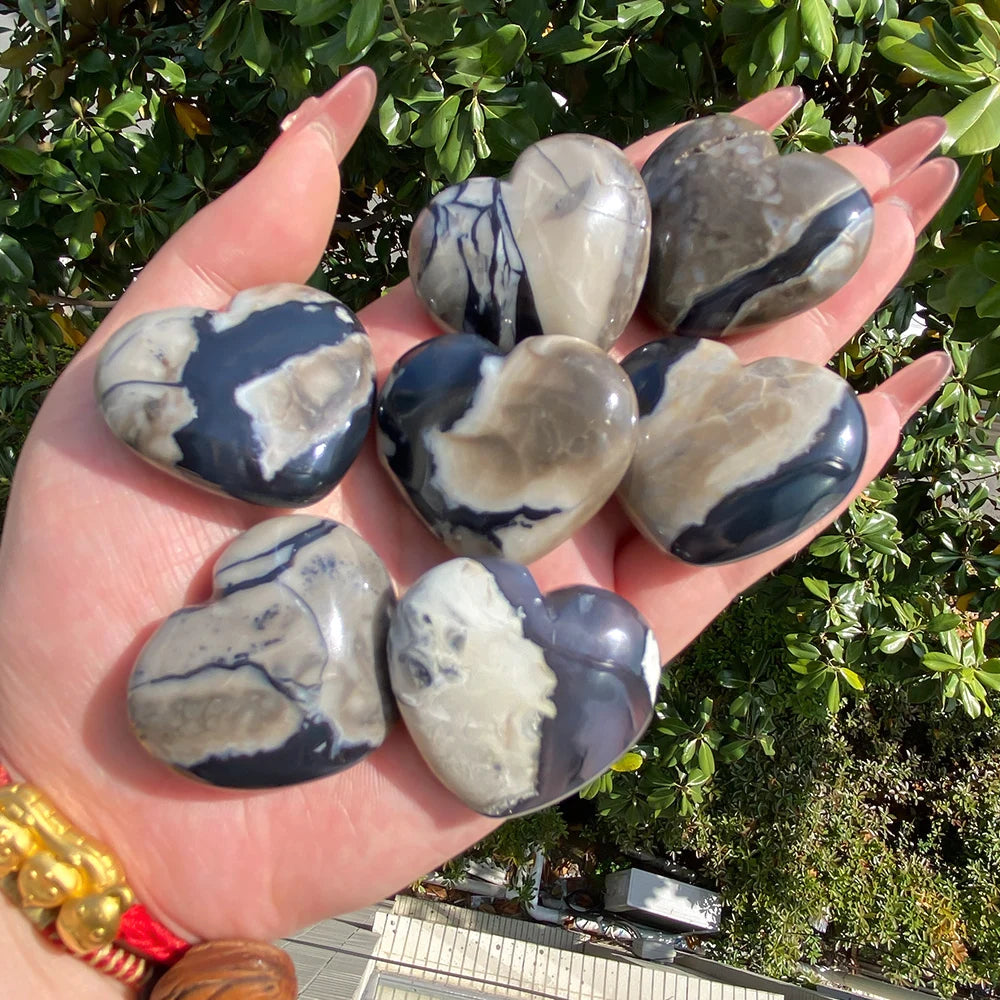 Wholesale Natural Black Vein Agate Heart Palm Stone Polished Agate Heart Crystal Energy Producer Home Meditation Ornament Gift