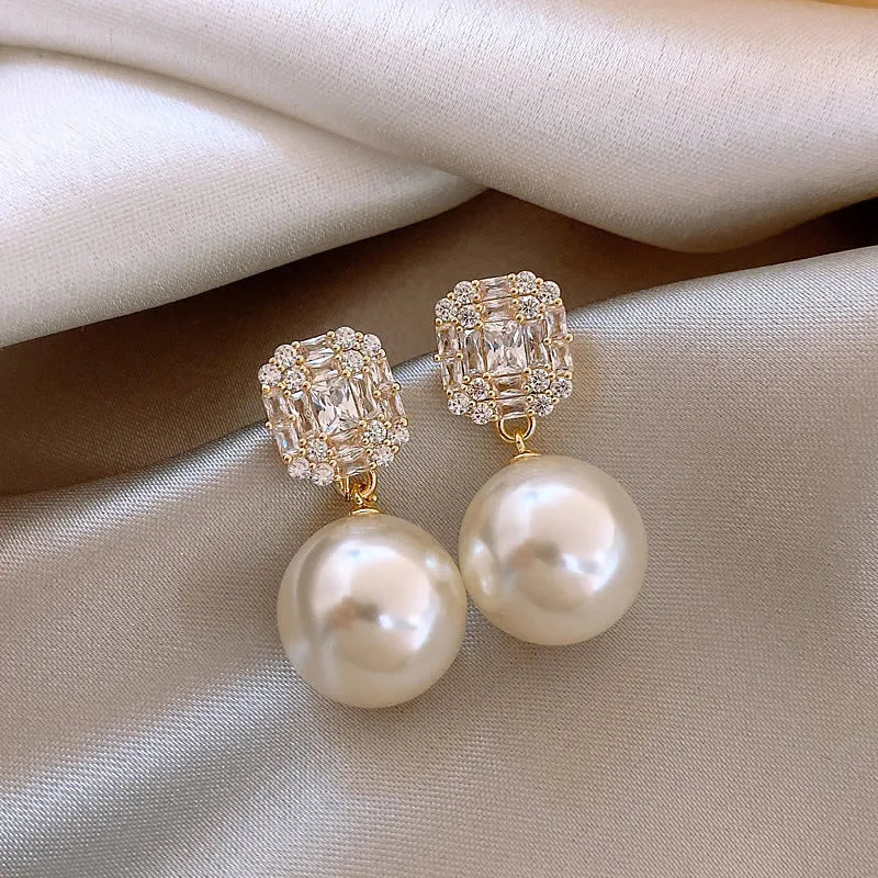 2025 New Fashionable Luxury Simple  Alloy Imitation Pearl Earrings Style Ear Clips Geometry Earrings for Women Gift