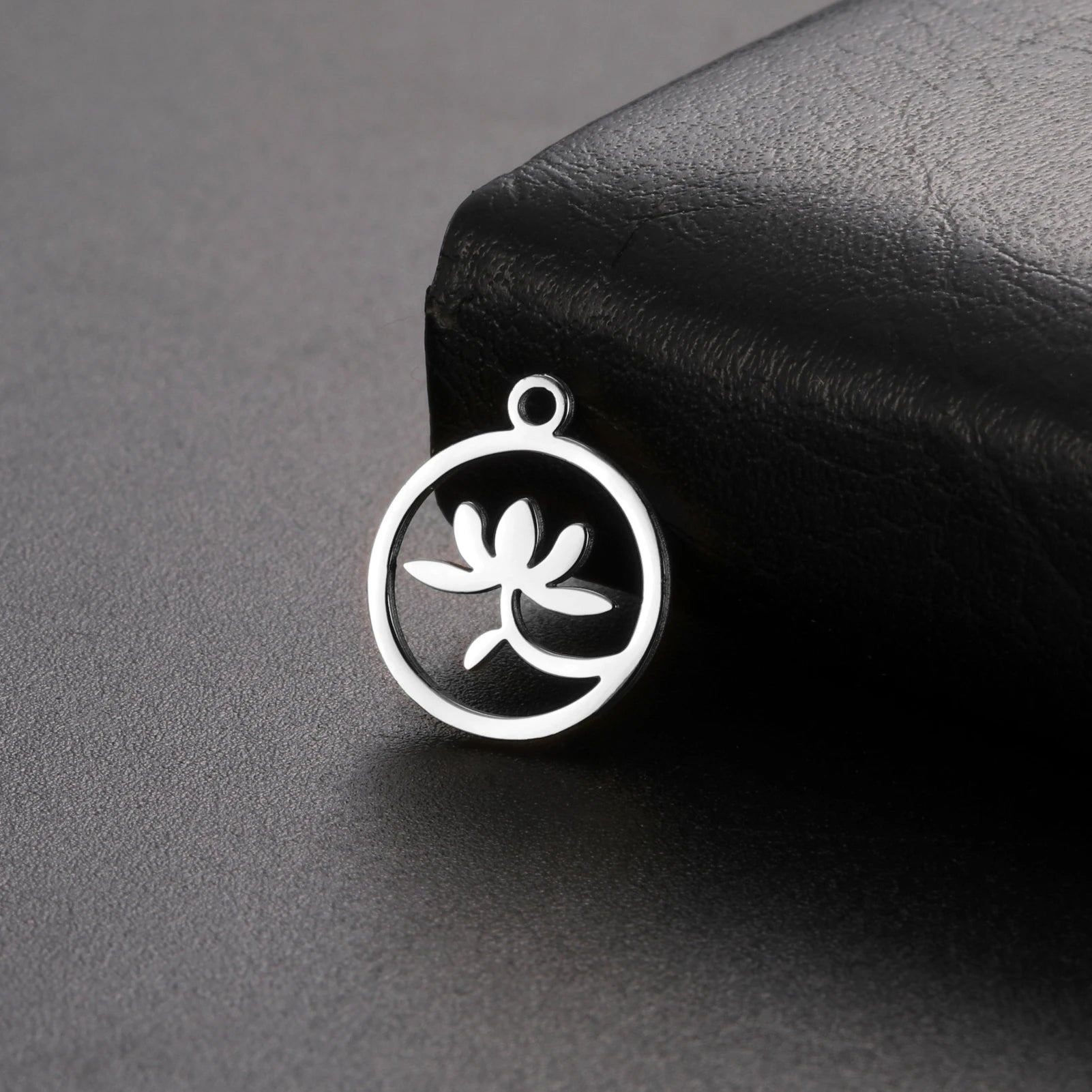 Wholesale Stainless Steel Lotus Flower Charm Real Gold Plated Lotus Flower Pendant Jewelry Accessories for Necklace Bracelet