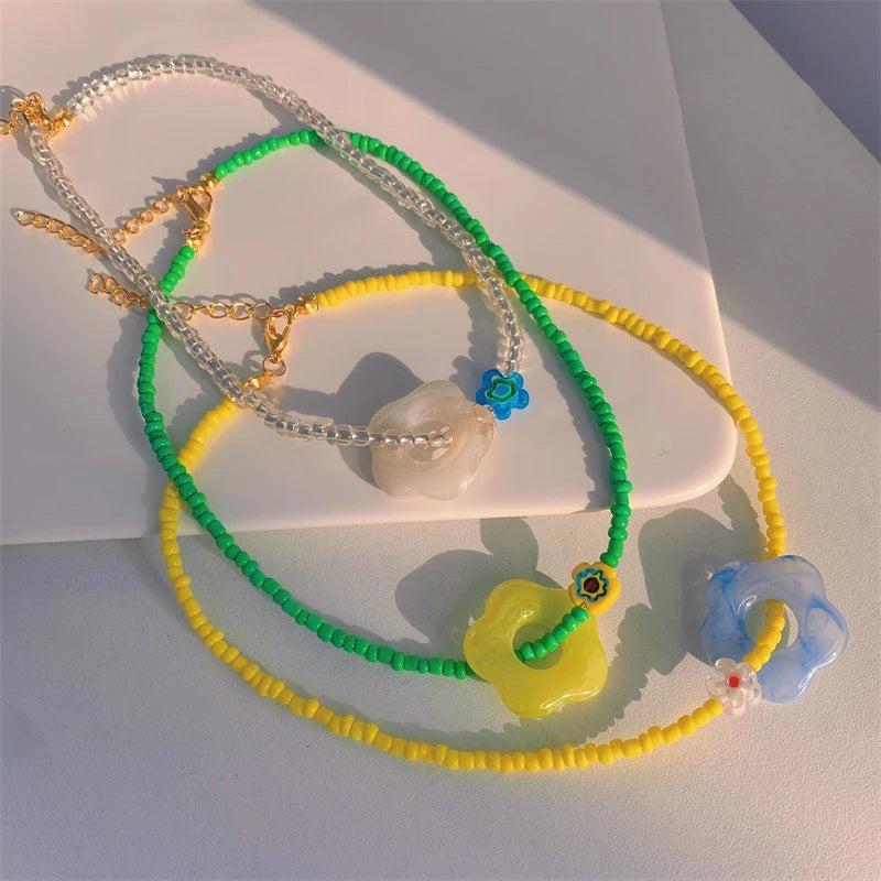 2023 New Resin Flower White Green Yellow Rice Bead Necklace Women Custom Boho Beaded Neck Chain