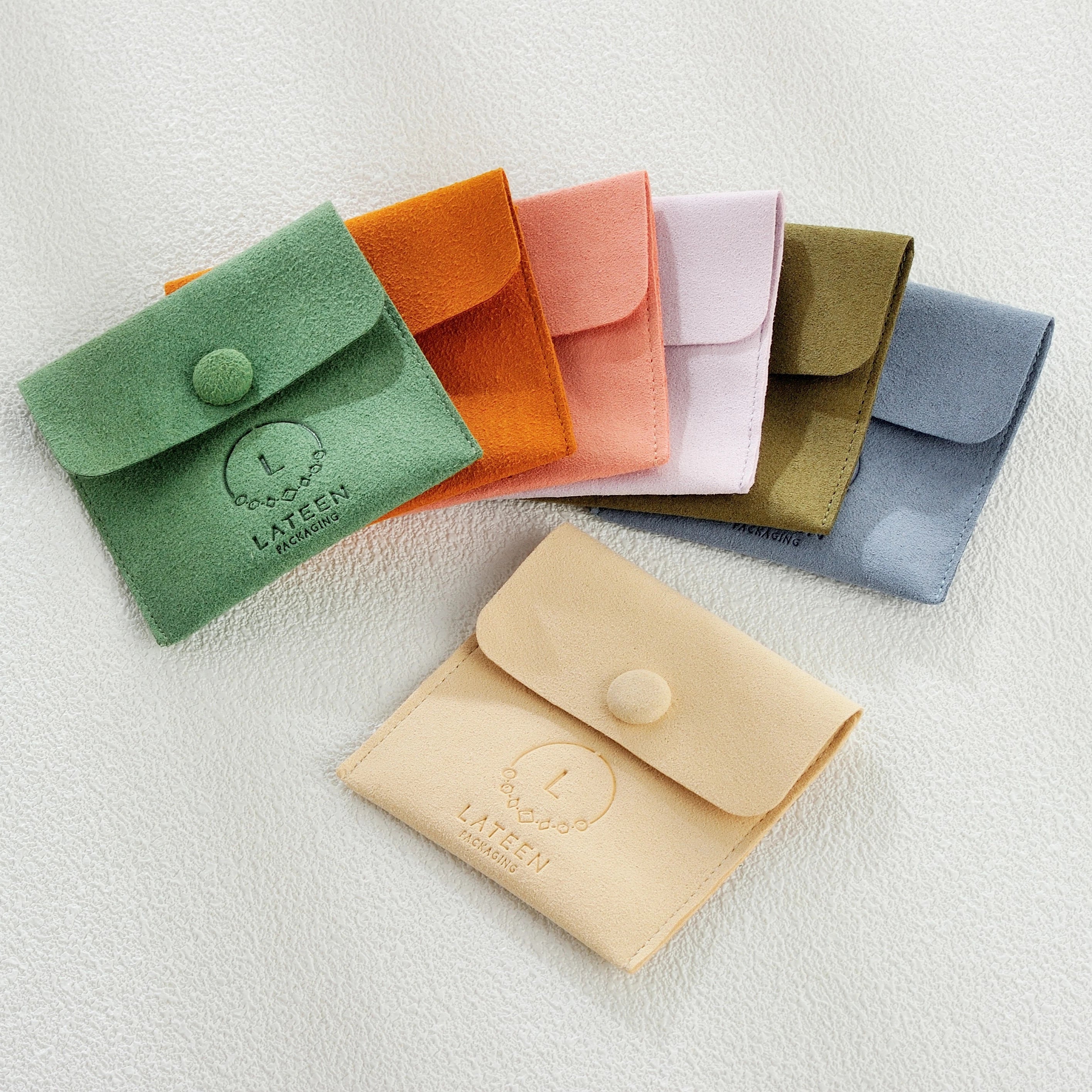 GLAMPKG 8*8cm Green Square Microfiber Jewelry Pouch Bag with Buckle Closure Logo Debossed & Gold Foil Packaging